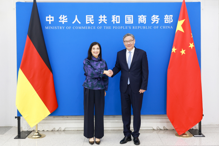 会见德国联邦经济和能源部部长赖歇1.jpg